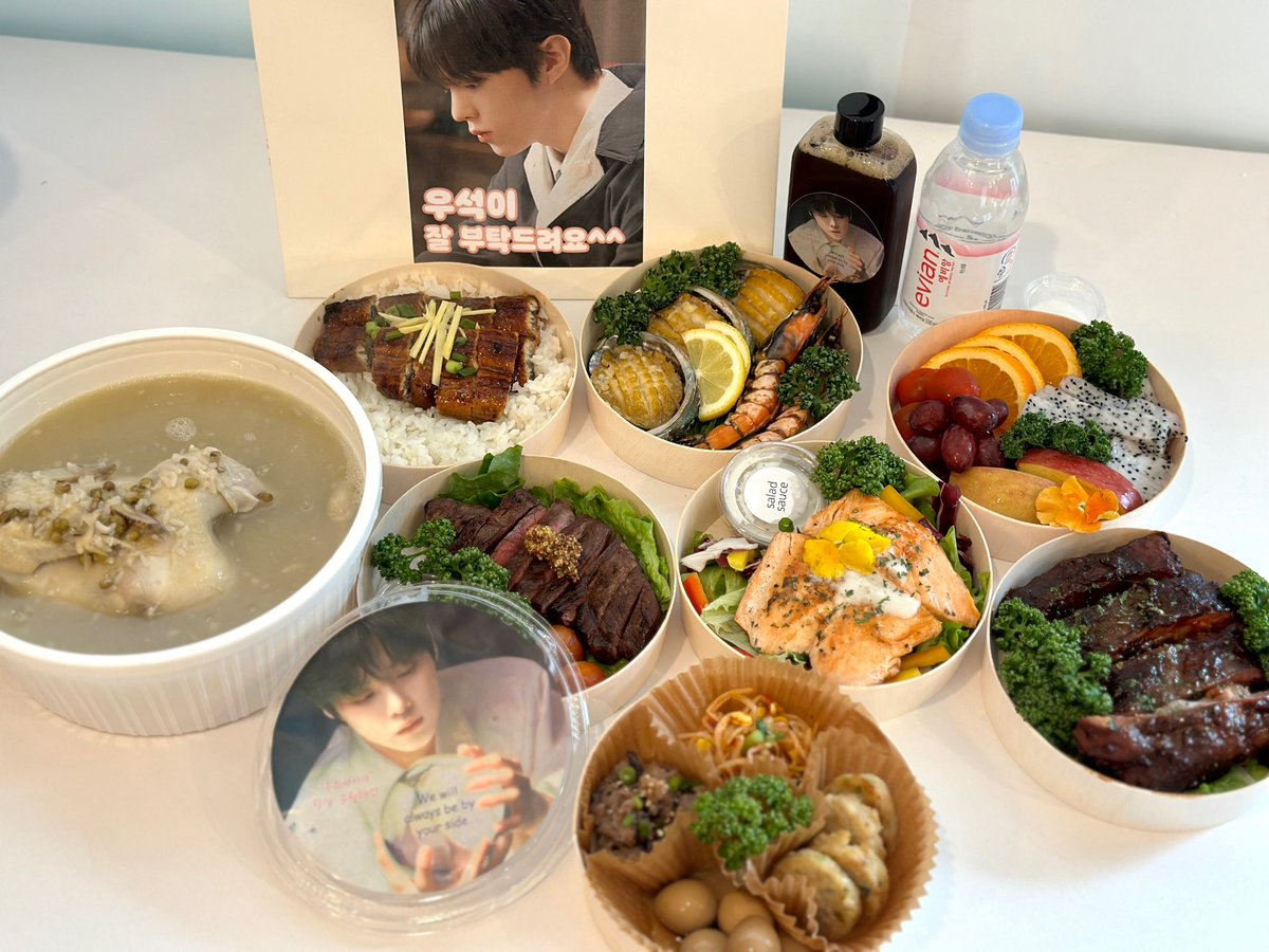 k10w27s's tweet photo. 우석이 첫 팬콘 응원하기위해 스텝&amp;우석 도시락 서포트 준비하였습니다 

우석아 첫 팬콘 축하해♡

We will always be by your side 

이번에도 *우리사이* 수고많으셨습니다^^ 

#KIMWOOSEOK #김우석 #THE_SIREN #더세이렌 https://t.co/AyvB5SqJwh