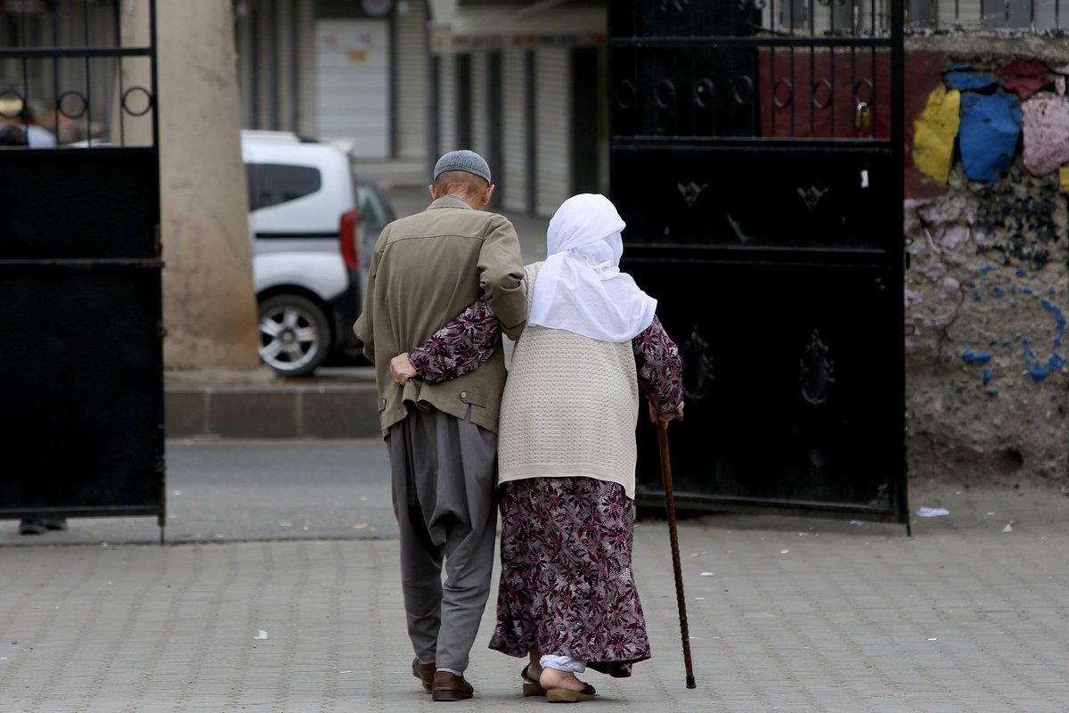 LogHaber's tweet photo. Diyarbakır’da oy kullandıktan sonra eve giden bir yaşlı çift.

Via: Sertaç Kayar https://t.co/LtqqJI7JGe