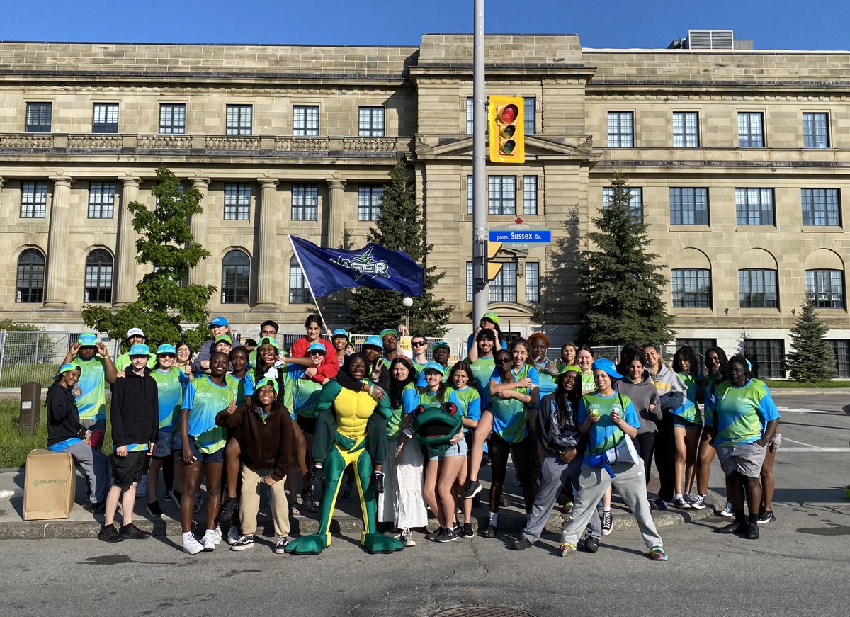 Les élèves du <a href="/CcSamuelGenest/">C.c. Samuel-Genest</a> sont prêts à vous accueillir à la station d’hydratation #10 du <a href="/OttawaRaceWknd/">Tamarack Ottawa Race Weekend</a> ! #laseretfier