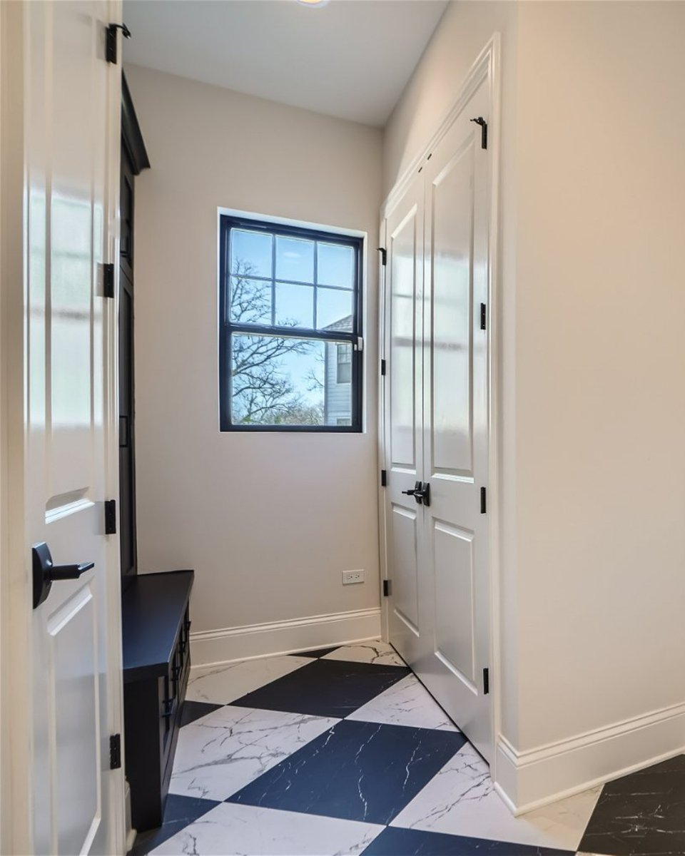 iconbuildgroup's tweet image. Keep your family organized and your house clutter-free. 👏

icon-group.com
ibgremodel.com
(847) 773-1200

#iconbuildinggroup #mudroom #homedesign #tile #flooring #cabinetry #cubbies #construction