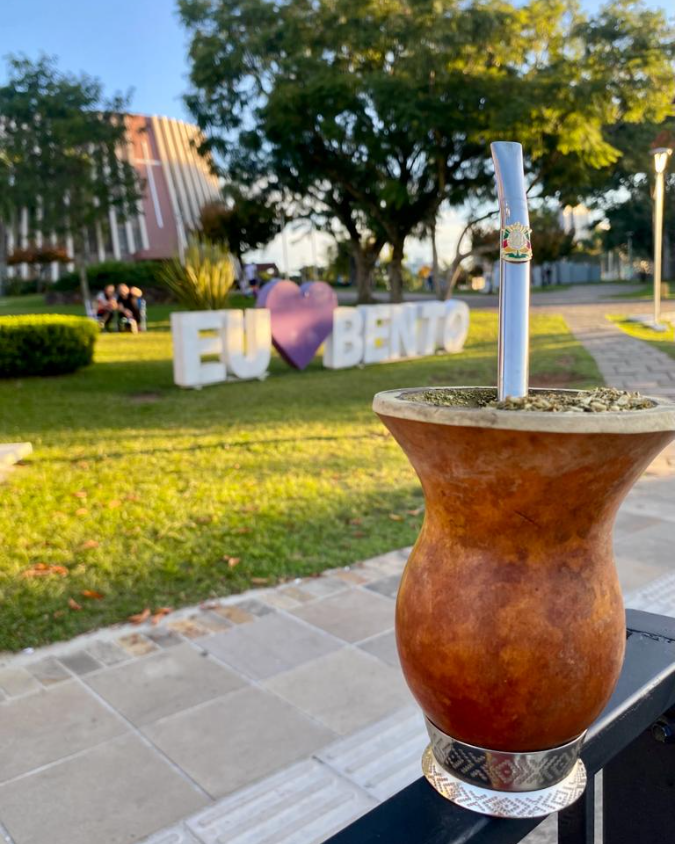 Turismo_Bento's tweet photo. Domingo é dia de passear e de 'chimarrear' na praça!

Foto: @marinespetroli
👉 #BentoPuraInspiraçao #TurismoBento #cittadelvino #valedosvinhedos #caminhosdepedra #encantosdeeulalia #valedasantas #cantinashistoricas #retratosdeoutono #VisiteBento #Bentolovers @mturismo https://t.co/uTgisMrZMM