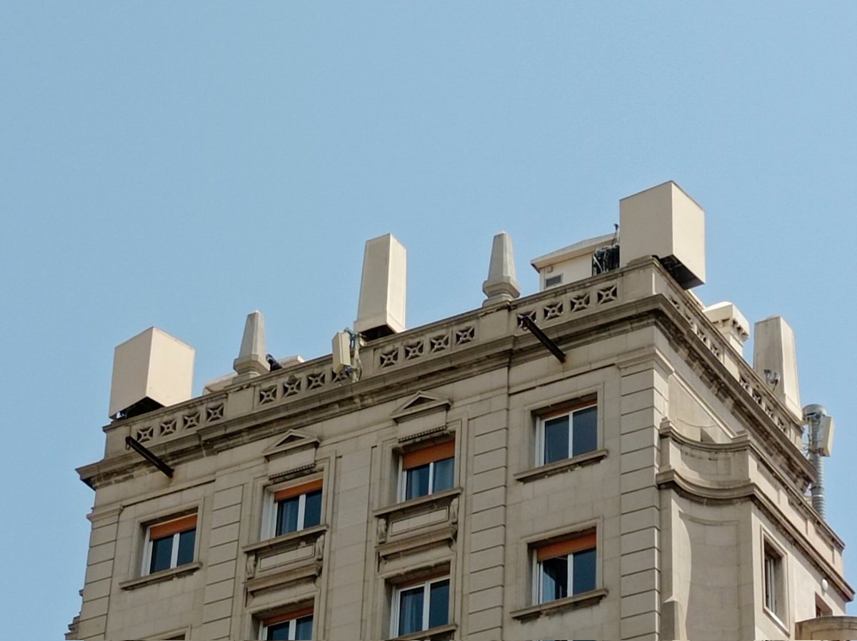 Miren que cuquis y como camuflan unas antenazas de telecos en este edicifio de calle Marina de Barcelona, ahora bien, de las radiofrecuencias emitidas, de eso si acaso ya hablaremos, pero hoy no, mañana!!!
