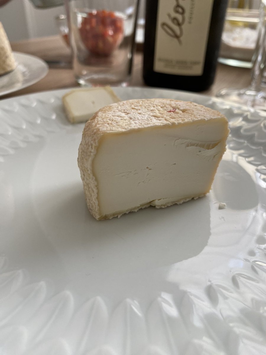 Ein Jahr Paris, 52 Käseentdeckungen. Inzwischen kriegen wir von unserem Produzenten des Vertrauens schon mal einen Crottin de Chèvre geschenkt.
