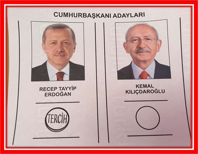 Selvi Kılıçdaroğlu yanlışlıkla oyunu Cumhurbaşkanı Recep Tayyip Erdoğan'a vermiş.

Kemal Kılıçdaroğlu da oyunu sol taraftaki adama vermiş.
***
ADAM KAZANACAK ve ADAM KAZANDI #OyumErdogana #OylarKemalKılıcdaroğluna 
Provakasyon Merve Dizdar #RecepTayyipErdogan
SANDIĞA GİDİN MAKE…