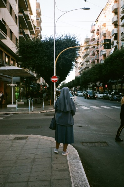 Erofiodena's tweet photo. "suora tua", da Bari. https://t.co/wazi3X8mZN