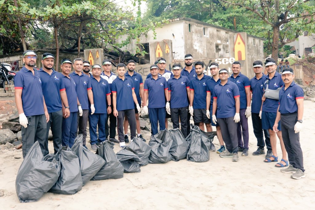 IN_HQSNC's tweet photo. Mega #Beach🧹 #Cleanship drive undertaken at #FortKochi & Mahatma Gandhi beach by 108 #IndianNavy personnel of NSRY( #Kochi) &other #SNC units spreading message of #BeatPlasticPollution.Over 250Kg of washed off debris &waste were collected,segregated &disposed off. #savetheplanet https://t.co/YE8YT7tNRO