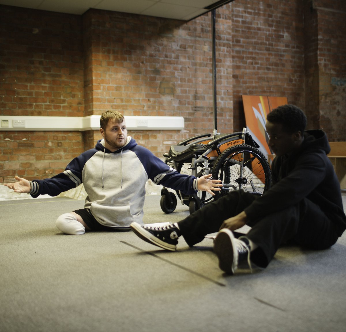 ParkTheatre's tweet photo. 👀Take a look behind the scenes at #PaperCut

A raw exploration of the physical and emotional toll of returning soldiers and how they navigate their way through another minefield - returning home.

➡️ 7 Jun - 1 Jul
🎟️ https://t.co/btr5Eqltah
⭐ Tickets from £12 https://t.co/H9YSHWGJhx