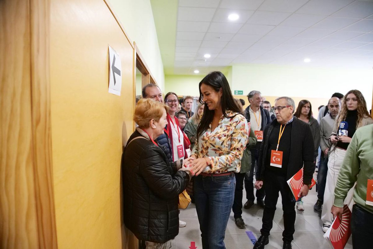 🧡 <a href="/begonavillacis/">Begoña Villacís</a> ha agradecido a nuestros #ApoderadosCS y a todos los que hacen posible esta jornada, visitando colegios electorales en nuestro distrito de Hortaleza

#ApoderadosCS #28M