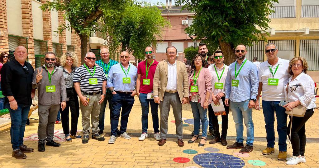 LuisGestoso's tweet photo. Votando!! Hay que votar pues asoman vientos de cambio que devolverán la seguridad a nuestros barrios y el esplendor a Murcia, y los políticos dejarán de generar problemas para solucionar los que ya hay. https://t.co/wrrnrAvduQ