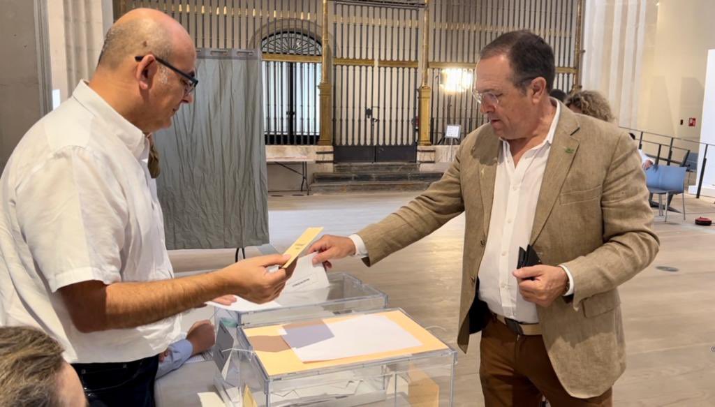 LuisGestoso's tweet photo. Votando!! Hay que votar pues asoman vientos de cambio que devolverán la seguridad a nuestros barrios y el esplendor a Murcia, y los políticos dejarán de generar problemas para solucionar los que ya hay. https://t.co/wrrnrAvduQ