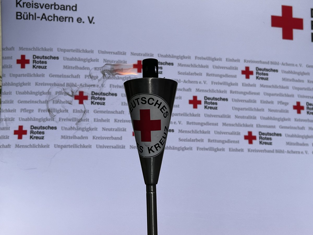 #Ehrenamt #fiaccolata2023 <a href="/roteskreuz_de/">Deutsches Rotes Kreuz</a> Heute Übergabe des Lichtes der Hoffnung und Menschlichkeit vom KV Kehl an unseren KV Bühl-Achern.