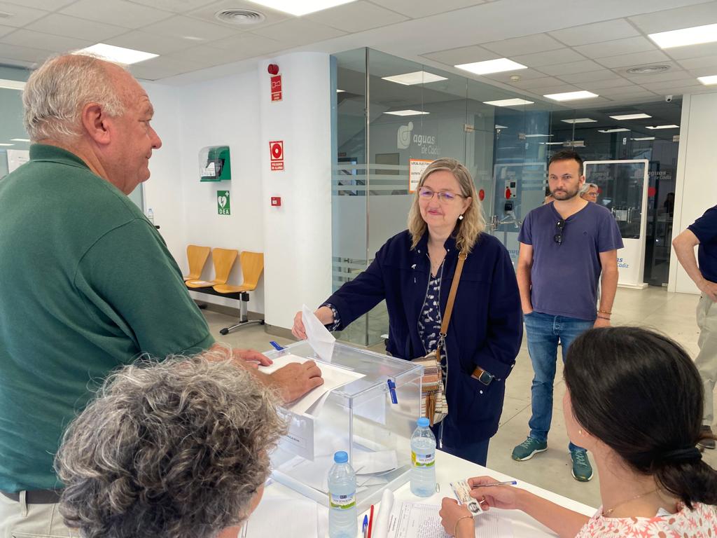 Recortes Cero 👌🏽 (@recortescero) on Twitter photo Ana Muñoz, de la Coordinadora Estatal de <a href="/RecortesCero/">Recortes Cero 👌🏽</a> y candidata en estas elecciones por la agrupación electoral #JusticiaSocial de Cádiz depositando su voto 👌😉<a href="/RecortesA/">RecortesCeroAndalucía</a> Ana Muñoz, de la Coordinadora Estatal de <a href="/RecortesCero/">Recortes Cero 👌🏽</a> y candidata en estas elecciones por la agrupación electoral #JusticiaSocial de Cádiz depositando su voto 👌😉<a href="/RecortesA/">RecortesCeroAndalucía</a>