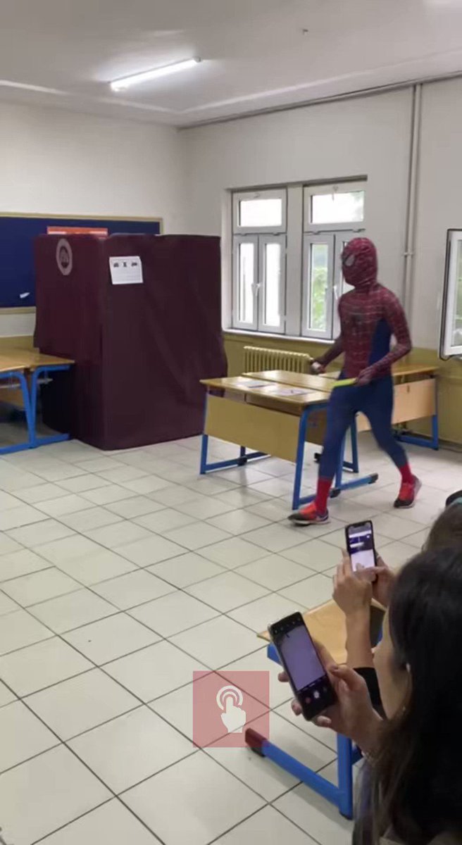 🇹🇷 #Turchia — Un elettore si presenta al suo seggio ad Istanbul vestito da Spiderman

@ultimora_pol