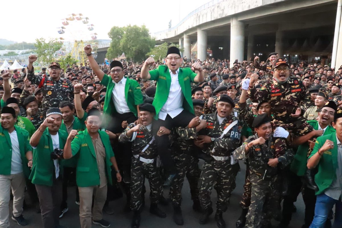 pwansorjatim's tweet photo. Apel 1000 Kader Ansor Banser PC GP Ansor Gresik, Gus Syafiq tampak memompa semangat Satu Komando ribuan Kader Ansor Banser Gresik

#SpiritBaruAnsorJatim https://t.co/8PqrsHTHTT