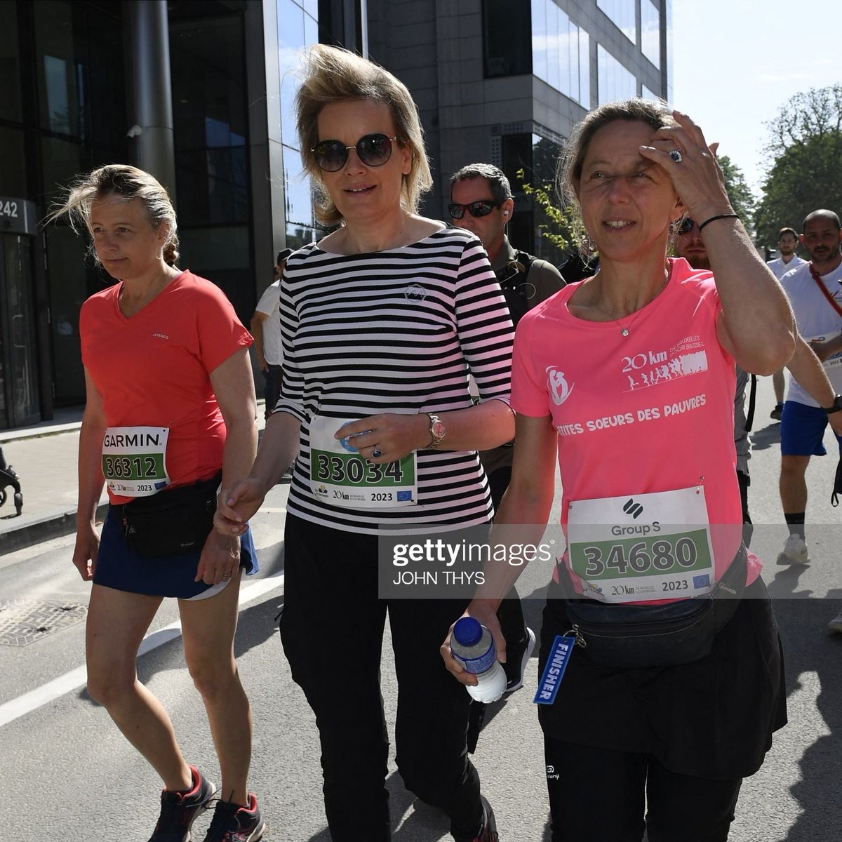 No make up or hairdresser today, just a smile and cool glasses as Queen Mathilde walks 20 kilometers today along with a group of girlfriends, among the many thousands! #20kmbxl