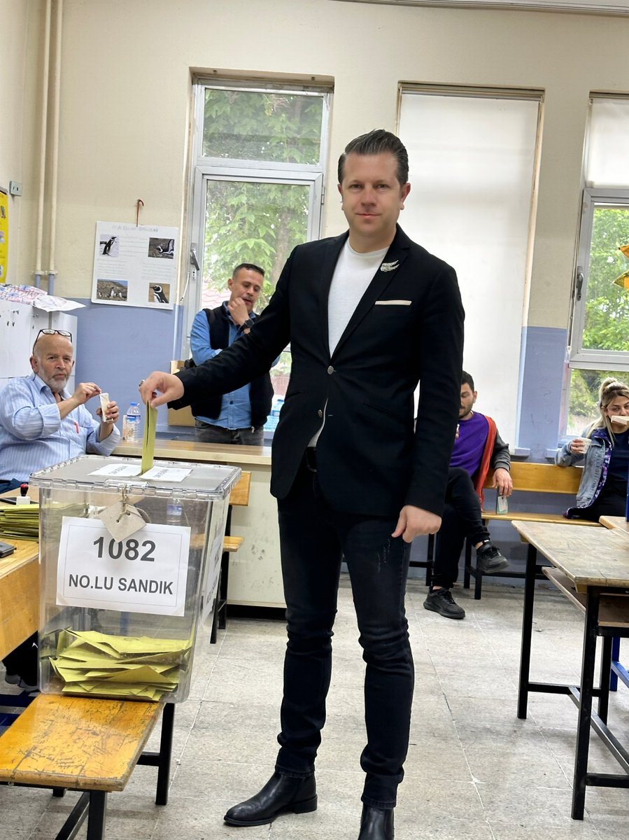 Vatan için 
bayrak için 
Millet için 
Hayırlara vesile olsun
i̇nşallah ...
#CumhurbaşkanlığıSeçimi #RecepTayyipErdogankazanacak