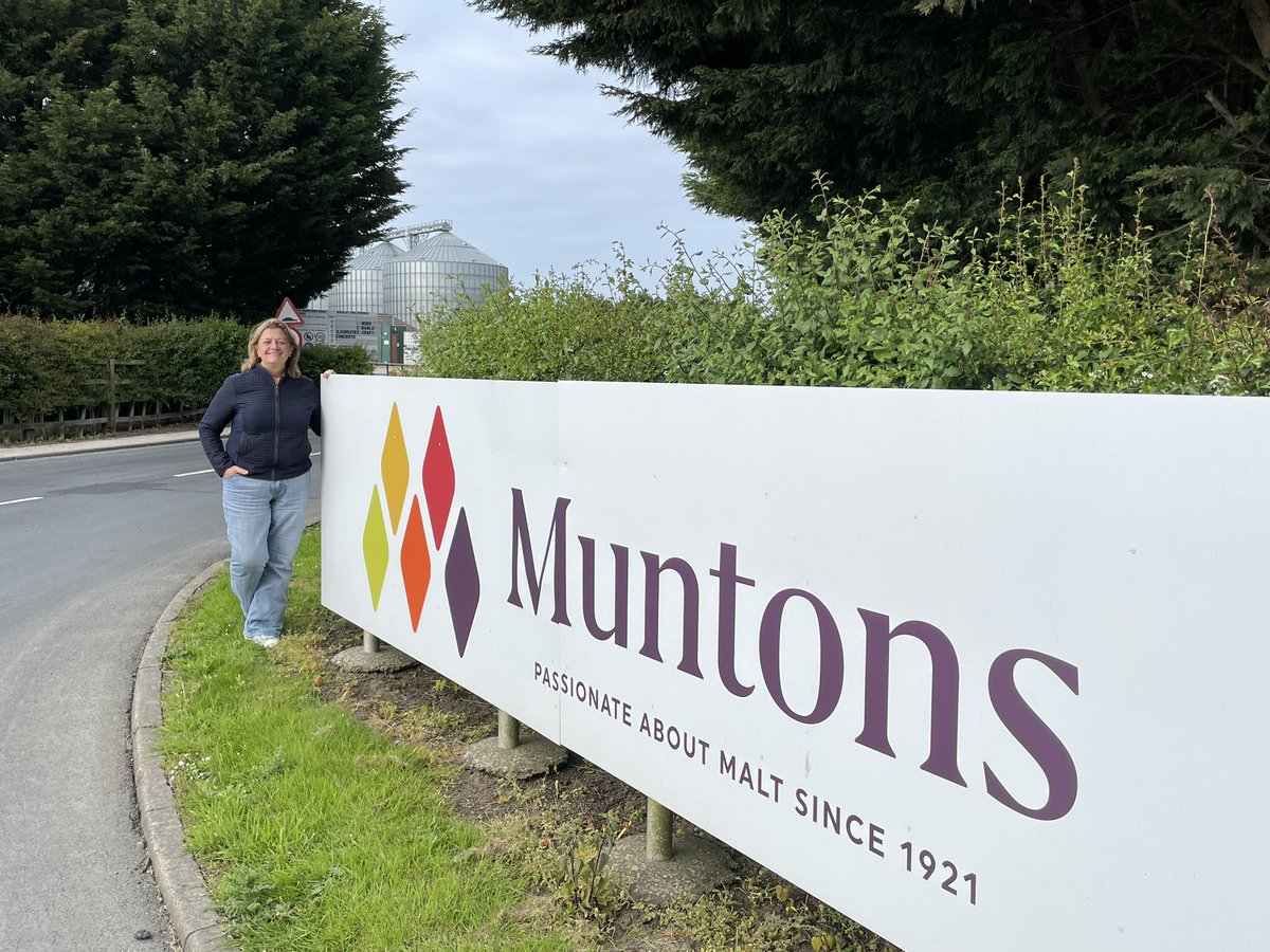 When your in #bridlington & see Muntons Brid!’ one day after being in a @suffolkchamber lecture about sustainable malting & the 25x25 challenge with Muntons #Suffolk then there’s only one thing to do! Say hello! ✅ @GreenLibDems @CarbonCharter @LibDems @juliaewart1962