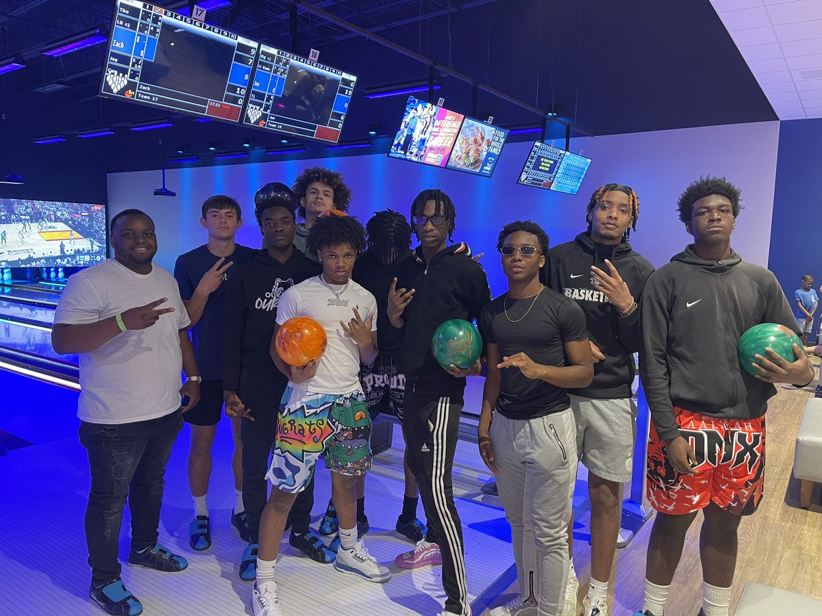 These guys are 2-1 on the weekend so far with 1 left to play. Today these guys went head to head with a tough Chicago Grinders Adidas Gold team including coming back from a 24 point deficit and winning by 4 in an overtime thriller! Hitting our stride! <a href="/PHCircuit/">Prep Hoops Circuit 🏀</a> <a href="/EliteTnbc/">TNBC Elite</a> 🔥🔥