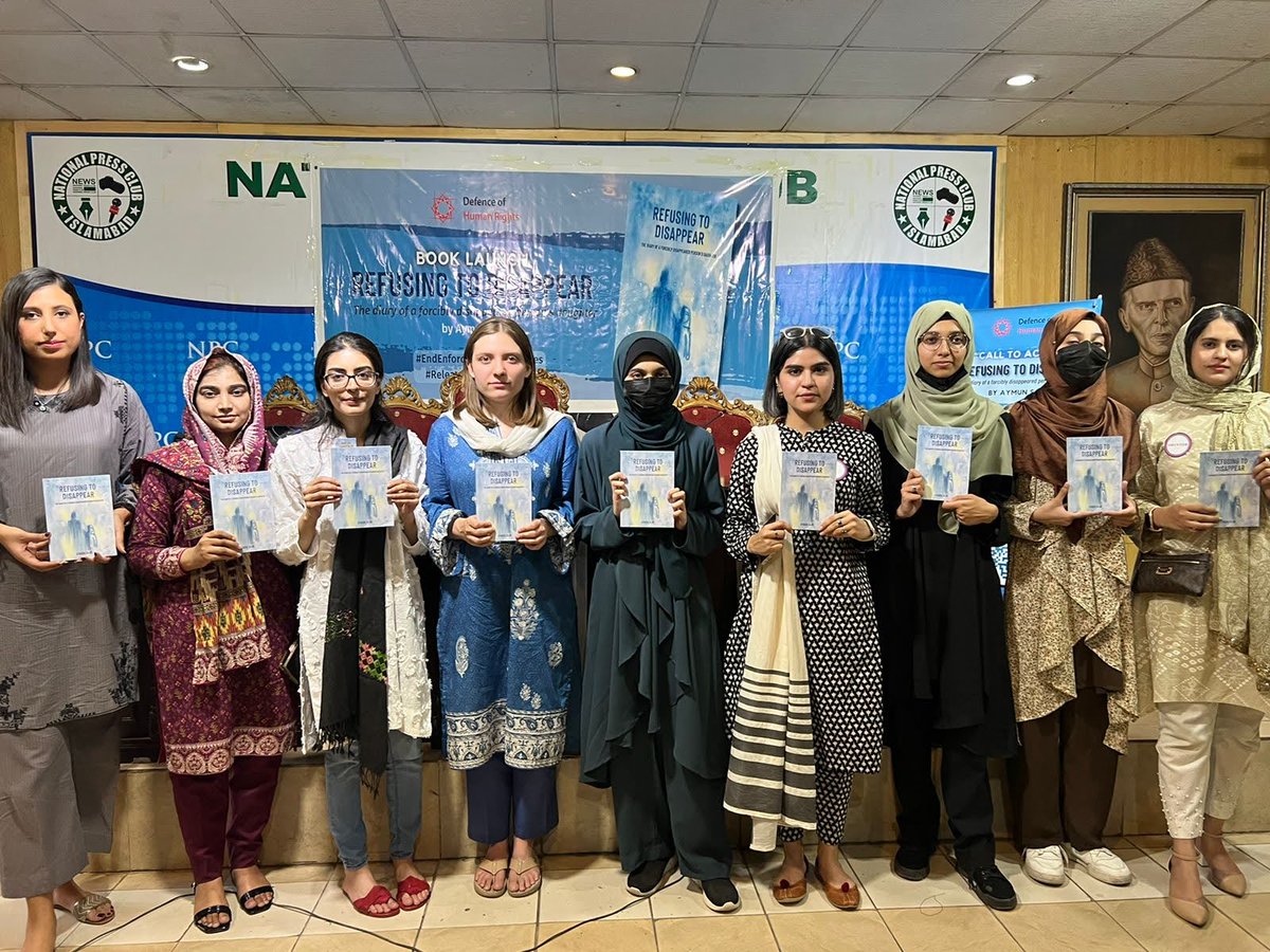 aymunsajid's tweet photo. Today marks a year since the launch of #RefusingToDisappear. Grateful to @dohrpk @amnestysasia who co-campaigned, @taliakhattak @ImaanZHazir @Matiullahjan919 @AsadAToor and many others who were there that day and who continue to support. #EndEnforcedDisappearances
(A thread 🧵) https://t.co/WlLz5xTPUI