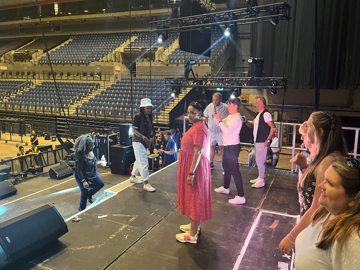 jazaminsinclair's tweet photo. Rehearsals & sound checks today with @senseofsoundUK at @MandSBankArena for @ReminisceFest tonight!
#singer #singing #backingvocals #sessionsinger #senseofsound #giglife #music #liverpoolmusic #musicianslife #dance #tunes https://t.co/AKy2yA7yT5