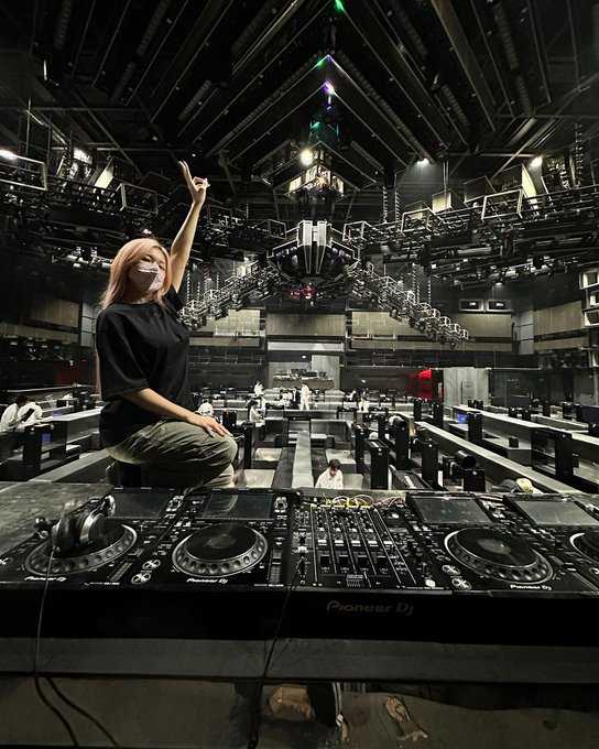 Shoutout to Beijing and super nice springy noodle 🍜 I look so tiny in the super club. https://t.co/R<a href="/tag/womeninweb3"class="tags"><span>#womeninweb3</span></a>