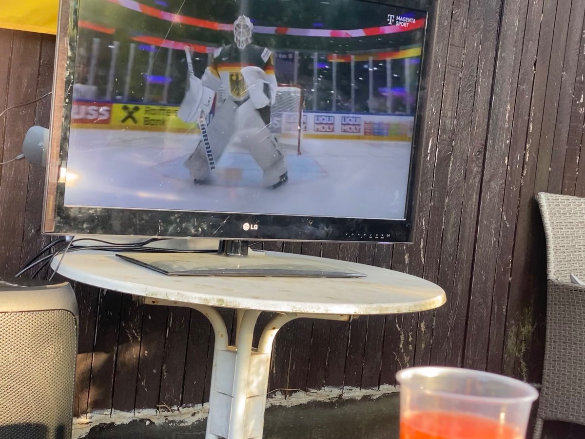 judith__95's tweet photo. Auf geht‘s Deutschland 🇩🇪!! Ihr könnt gar nicht verlieren! Jetzt schon mehr als stolz! @MagentaSport @IIHFHockey #wmfinale #Eishockey https://t.co/kxvkQ9tEZE