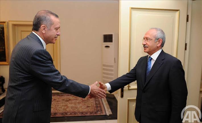 "Lanet olsun Erdoğan gitsin de" diyen insan sayısı belirlendi bu seçimde.

CHP'de bir destek atıp Kemal Kılıçdaroğlunu aday göstermeseydi iktidar değişimi yaşanırdı.

Ama malesef CHP yönetimi AKP 'nin hizmetinde devam etmeyi tercih etti.

Mücadele veren insanların eline sağlık.