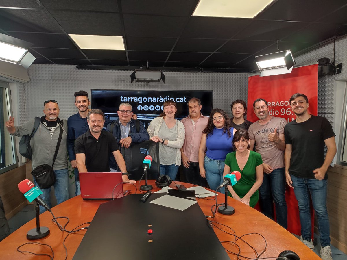 tarragonaradio's tweet photo. A punt tot l'equip de la ràdio per la cobertura de les eleccions #28mTarragona 

A les 19:45 al 96.7FM, https://t.co/y6RaBaPP2b i al canal del youtube https://t.co/3CsaFisdeb
