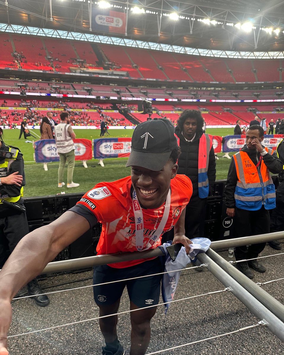 1UPSOCCER's tweet photo. THE GREATEST PHOTO IN 1UP HISTORY 🔥🤯

Congragulations Aribim Pepple on you promotion to the premiere league with @LutonTown 

#EnjoyTheProcess https://t.co/NiGK010rlI
