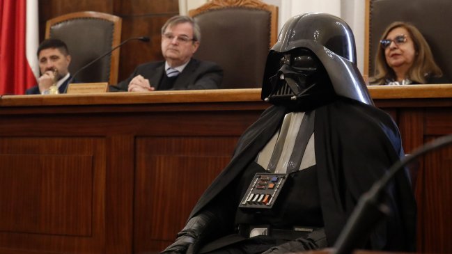 Cooperativa's tweet photo. [Video] Darth Vader triunfó en el juicio y Corte revocó condena a "congelado a perpetuidad" #CooperativaContigo https://t.co/AfdF83Zmk9 https://t.co/UvfDWOrwFP