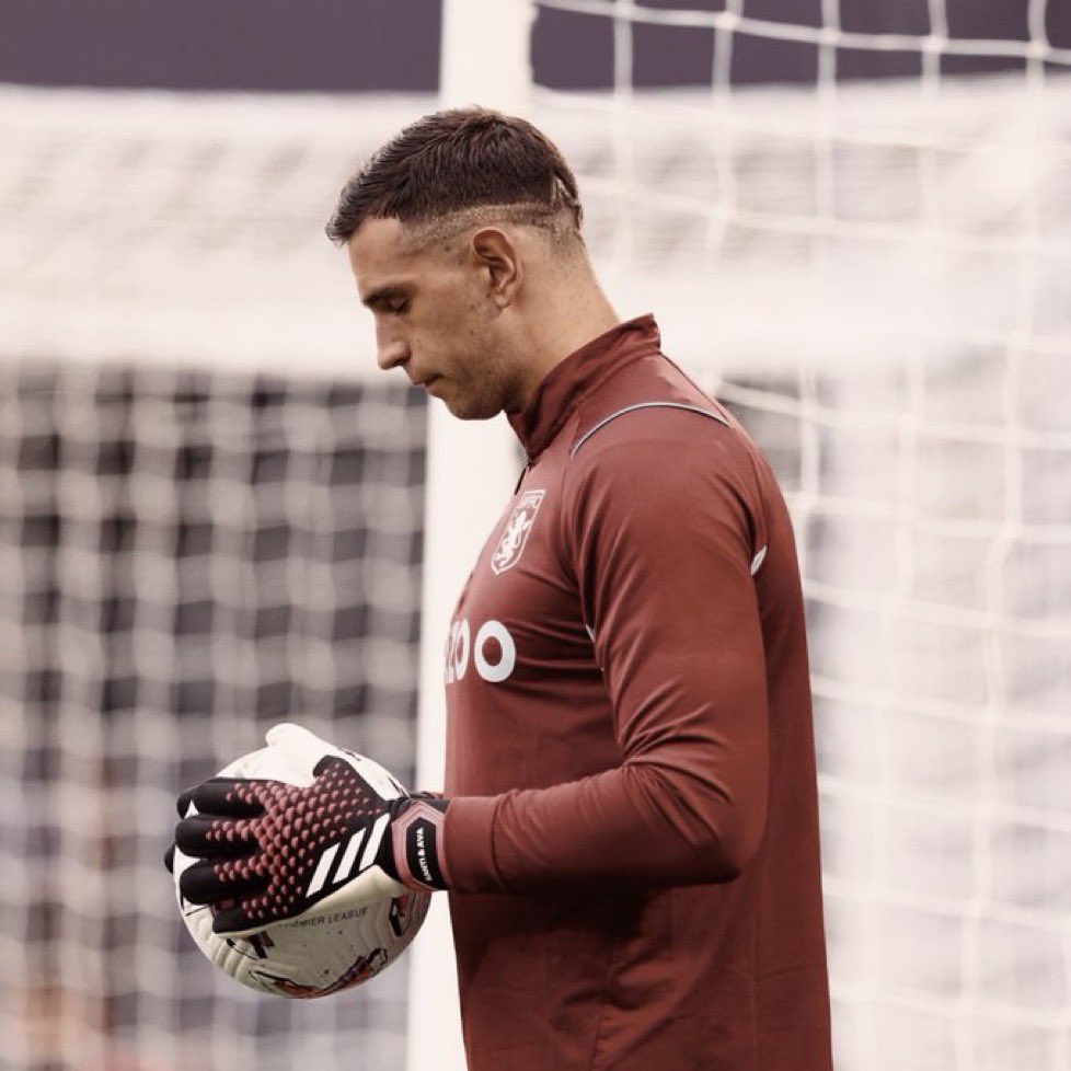 lautarodeIcampo's tweet photo. Emiliano Martinez clasificó al Aston Villa a competencias europeas después de 12 años con récord de vallas invictas.
Durante toda su carrera a Messi le bajaron el precio por lo bueno que eran sus compañeros. En este caso sería al revés? Imaginate al Dibu en un equipo de Champions https://t.co/gh2qJu8YIu