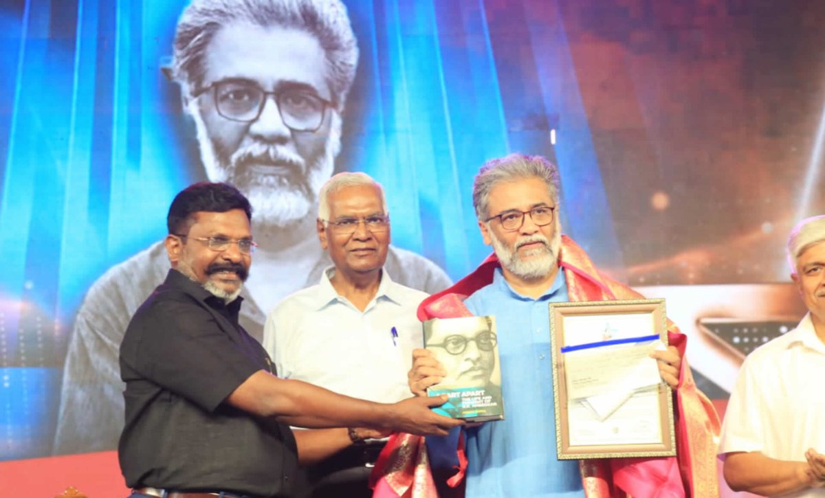 விடுதலைச் சிறுத்தைகள் கட்சியின் விருதுகள் வழங்கும் விழா - 2023
சி.பி.ஐ-எம்.எல் கட்சியின்
தேசிய பொதுச்செயலாளர்
திரு. #திபங்கர்பட்டாச்சார்யா அவர்களுக்கு #அம்பேத்கர்சுடர்  விருதை எழுச்சித்தமிழர் அவர்கள்வழங்கினார்

#VCKawards
#விசிகவிருதுகள் 
#அம்பேத்கர்சுடர் 
#AmbedkarSudar