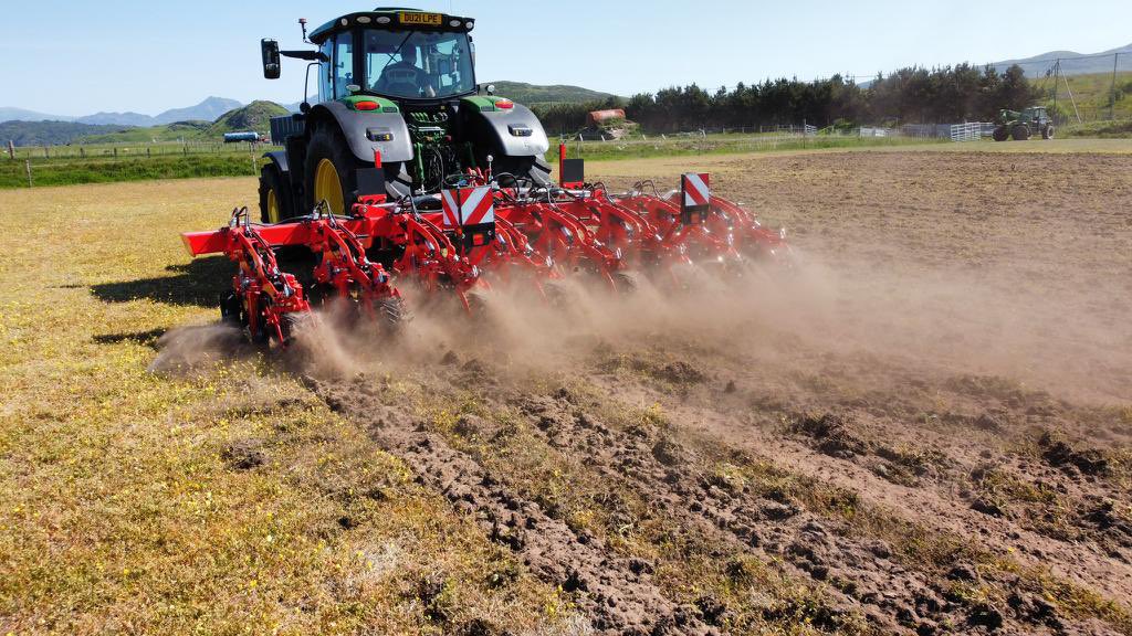 RVTractors's tweet image. Which caught your eye first? 👀

The incredible views ⛰️ OR the Kuhn Striger 600 R Mounted Strip-Till 8 Row machine? 🔴

Here it is out on demo in Harlech, used to prepare the bed before maize is planted🌾

#ReaValleyTractors #Kuhn #Maize #MaizePlanting #WorkingGround