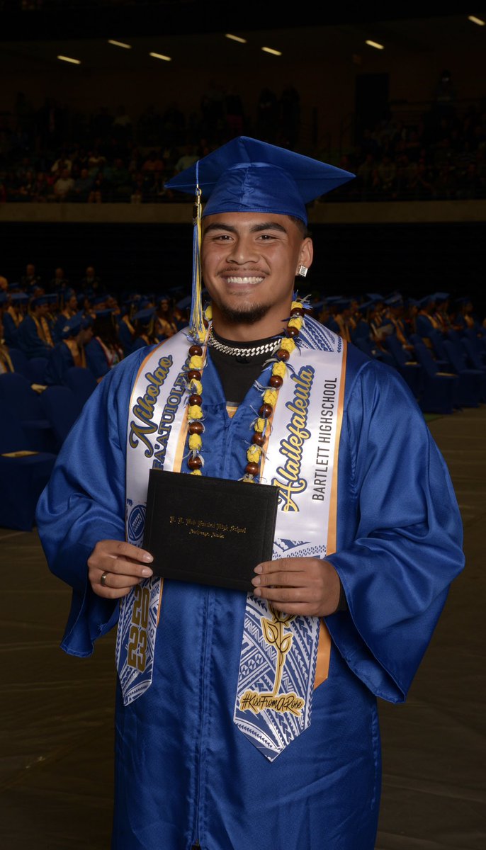 LorinaAx5's tweet image. @N33KO_907 proud of you son, never once have I question the greatness God has installed in you. Congratulations on meeting another big milestone son. I LOVE YOU!! Jordan year 2023! Bartlett High School. You shine bright son, now lets take on the next chapter.  #SUU here he comes