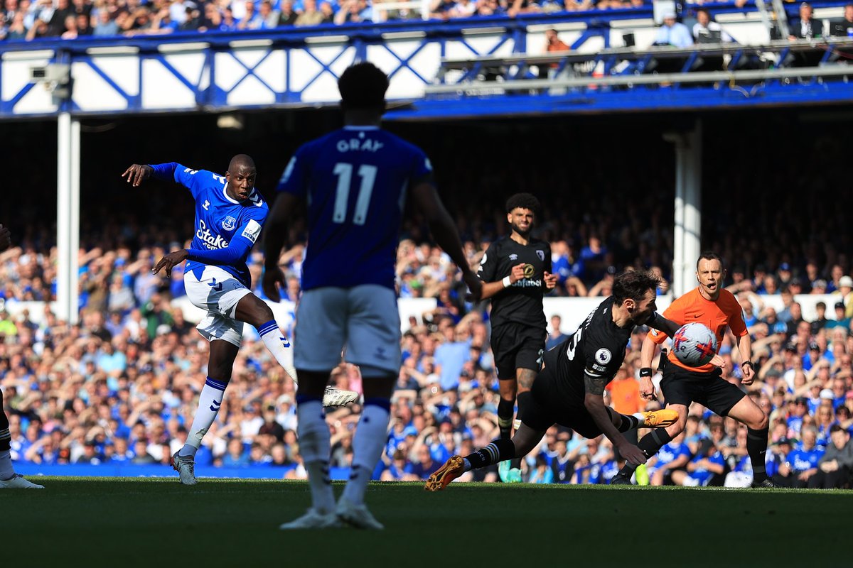 WAKTU PENUH !!!

#LEETOT 1-4
#EVEBOU 1-0
#LEIWHU 2-1

17 - Everton
-------------------
18 - Leicester City
19 - Leeds United

Leicester City dan Leeds United menyusul Southampton ke Divisi Championship