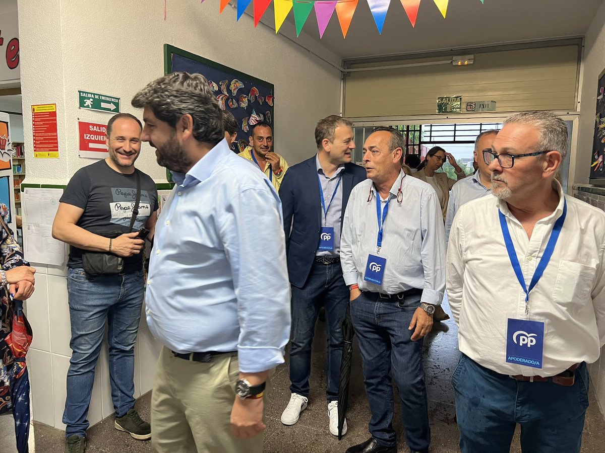loretonmarcos's tweet photo. Nuestro presidente @LopezMirasF visita el colegio electoral de Zarandona para conocer de primera mano el desarrollo de la jornada electoral en nuestra pedanía.

Trabajamos por la mayoría necesaria que Murcia necesita. Somos equipo y tenemos proyecto. Trabajamos por Zarandona. https://t.co/7afnoYXe6p