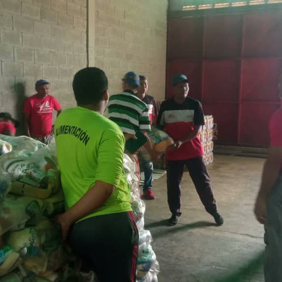 #noticia!.. Continúa la distribución de Módulos de Alimentación aquí en el Municipio Julián Mellado, 2000 módulos recibidos y distribuidos consecutivamente a más de 15 Comunidades del bloque ALGUARISA.
#GuáricoEnProgresoDeportivo
@NicolasMaduro @josemvasquez
