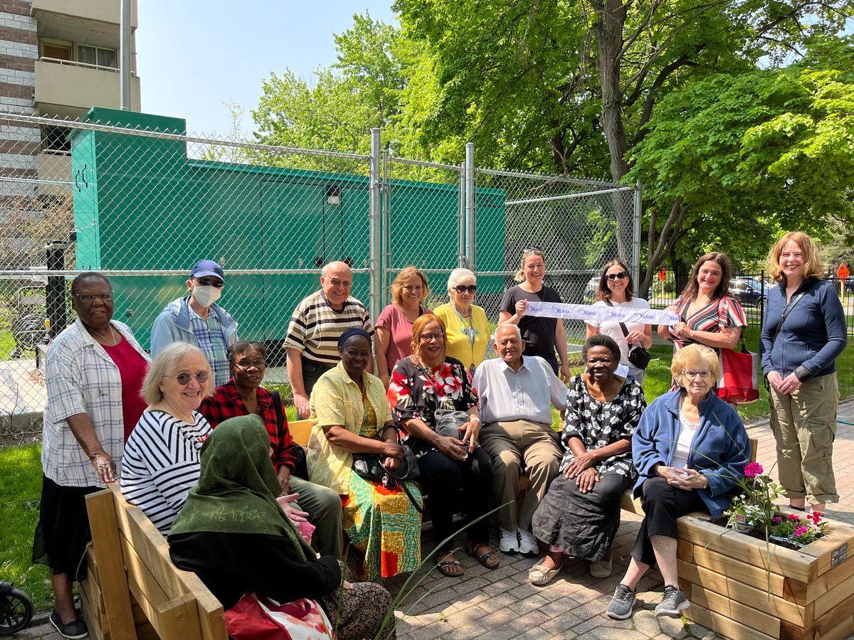 In the lead-up to Intergenerational Day, it was great to gather to plant flowers and enjoy conversation with Clementine Towers residents. Thanks to @AVmartycarr and @PlanteSteph613 for joining us, and @OCH_LCO and @yowtoollibrary for partnering with us on this gathering bench!