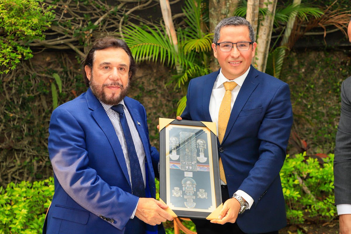 mic_latam's tweet photo. José Manuel Saavedra, @jmsaavedram entregó un presente al Vicepresidente Felix Ulloa, @fulloa51 en reconocimiento a su destacada labor junto al Presidente @nayibbukele https://t.co/yFBSav5a4M