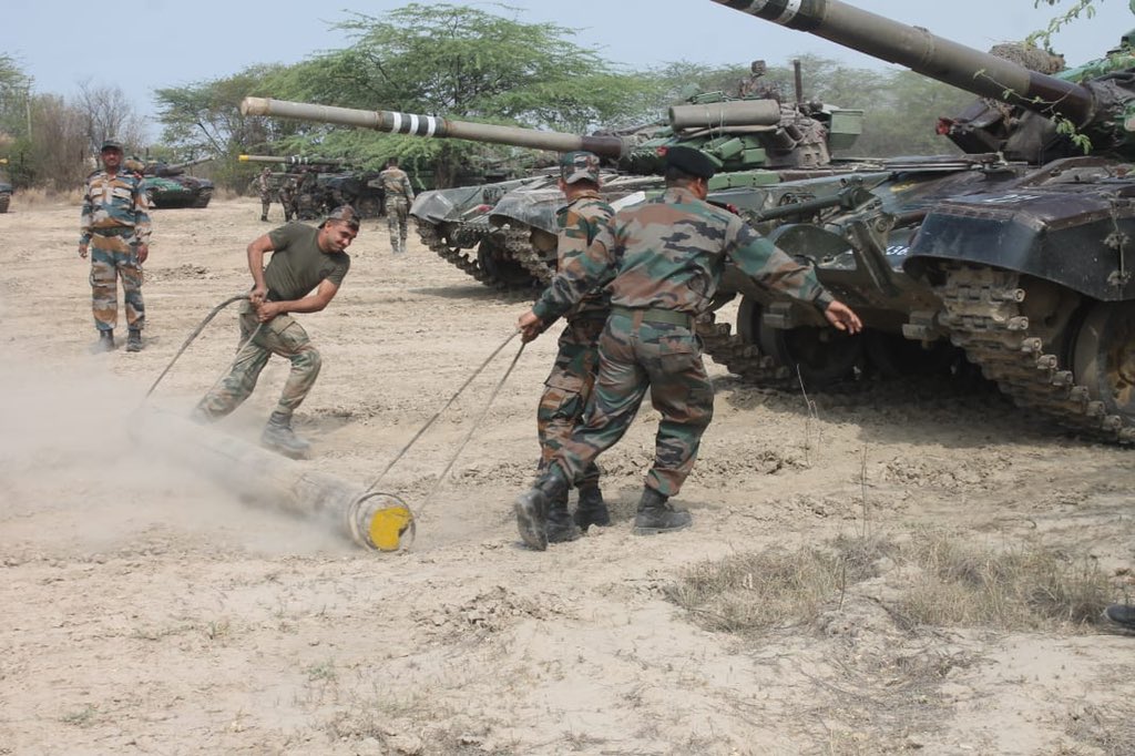 pro_defence's tweet photo. #VajraCorps #DoubleVictoryBrigade validated sub unit tactical & technical skills.Troops honed their skills on equipments in a battle simulated condition for mission readiness.#IndianArmy @adgpi @SpokespersonMoD @westerncommand @Tri_Service @PIB_India @DDNewslive @airnewsalerts https://t.co/cOTyQanmLH