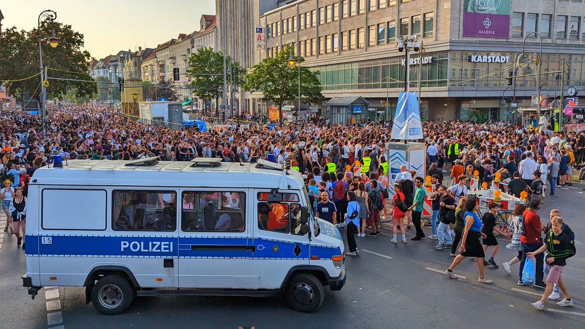 Last, but not least: 
Der letzte Wagen vom #karnevalderkulturen hat den #Hermannplatz erreicht. Wir hoffen, Sie hatten ein tolles Fest.
Es ist Zeit für ein großes #Danke an unsere rund 1200 Einsatzkräfte.
#kdk2023
#lasttweet