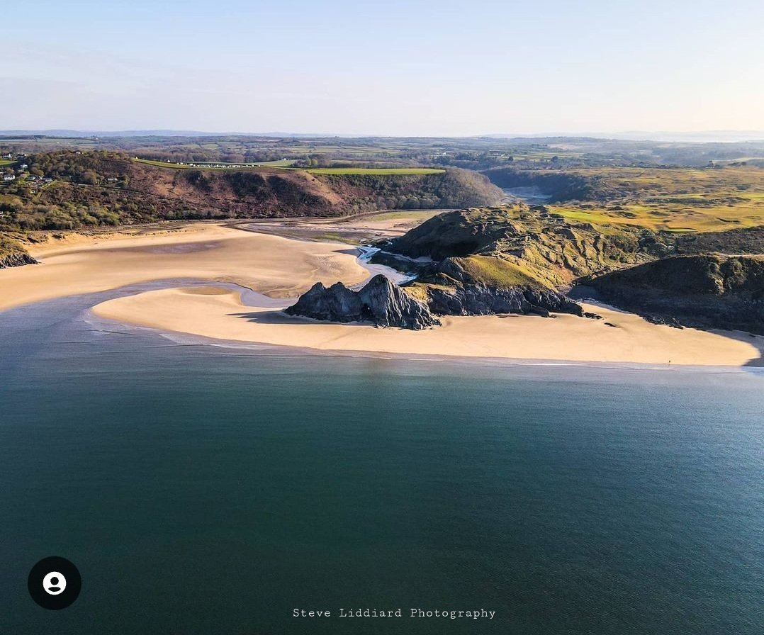 Stevelid's tweet image. Morning walks along the beach ❤️🏴󠁧󠁢󠁷󠁬󠁳󠁿 bonus point if you can spot me 😅 #wales #threecliffs #pobbles #gower #swansea