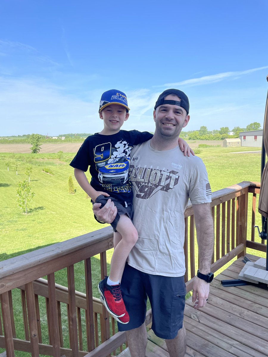 Wyatt and I are ready to cheer on our favorite driver @chaseelliott today! #di9