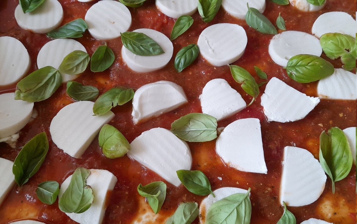 THerzlieb's tweet photo. Ich bin seht gespannt. Pizza mit veganem Mozarella von Simply V. Sonst nur zerdrückt Dosentomaten mit veganem Basilikumpesto gemischt und frischer Basilikum.

#vegan
#timkocht
#dasperfektedinner https://t.co/O5U5fluiUK