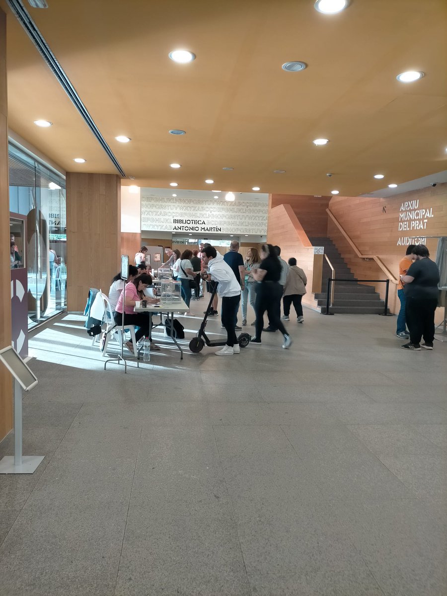 elpratradio's tweet photo. Últims minuts per votar a les #MuniciPrat. Al Cèntric s'hi respira tranquil·litat i poca gent ha esperat a última hora per votar👇 https://t.co/Ews9VspqJa