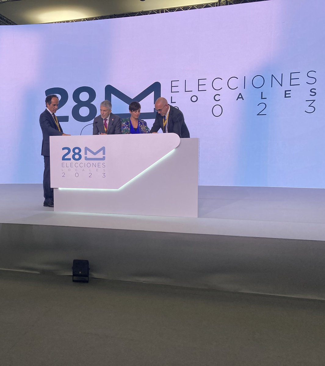 La ministra portavoz y el ministro del interior haciendo pruebas en el centro de datos. Comparecerán a partir de las 22h para resultados provisionales de las municipales. Y toda la info en #Especial28mRTVE