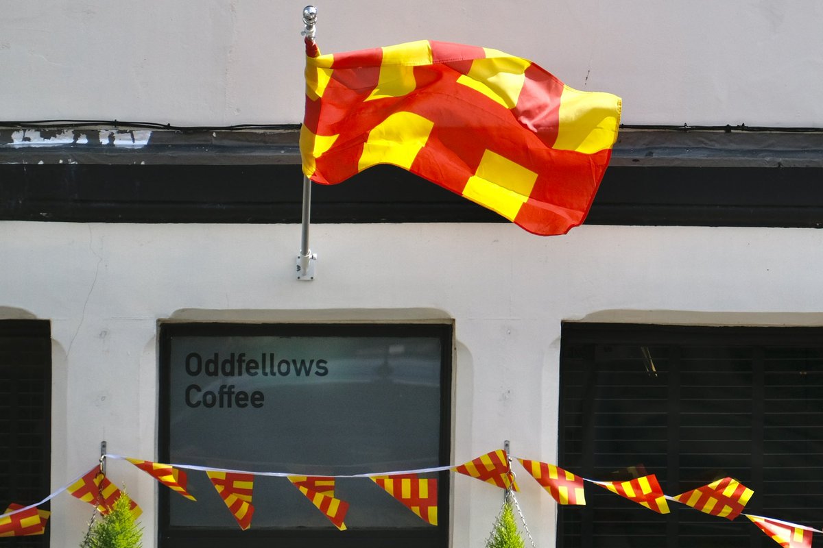 #NorthumberlandDay at Oddfellows Cafe, #HaydonBridge. 

Good to see lots of red &amp; yellow on this bright spring day! <a href="/NLandDay/">northumberland-day</a>