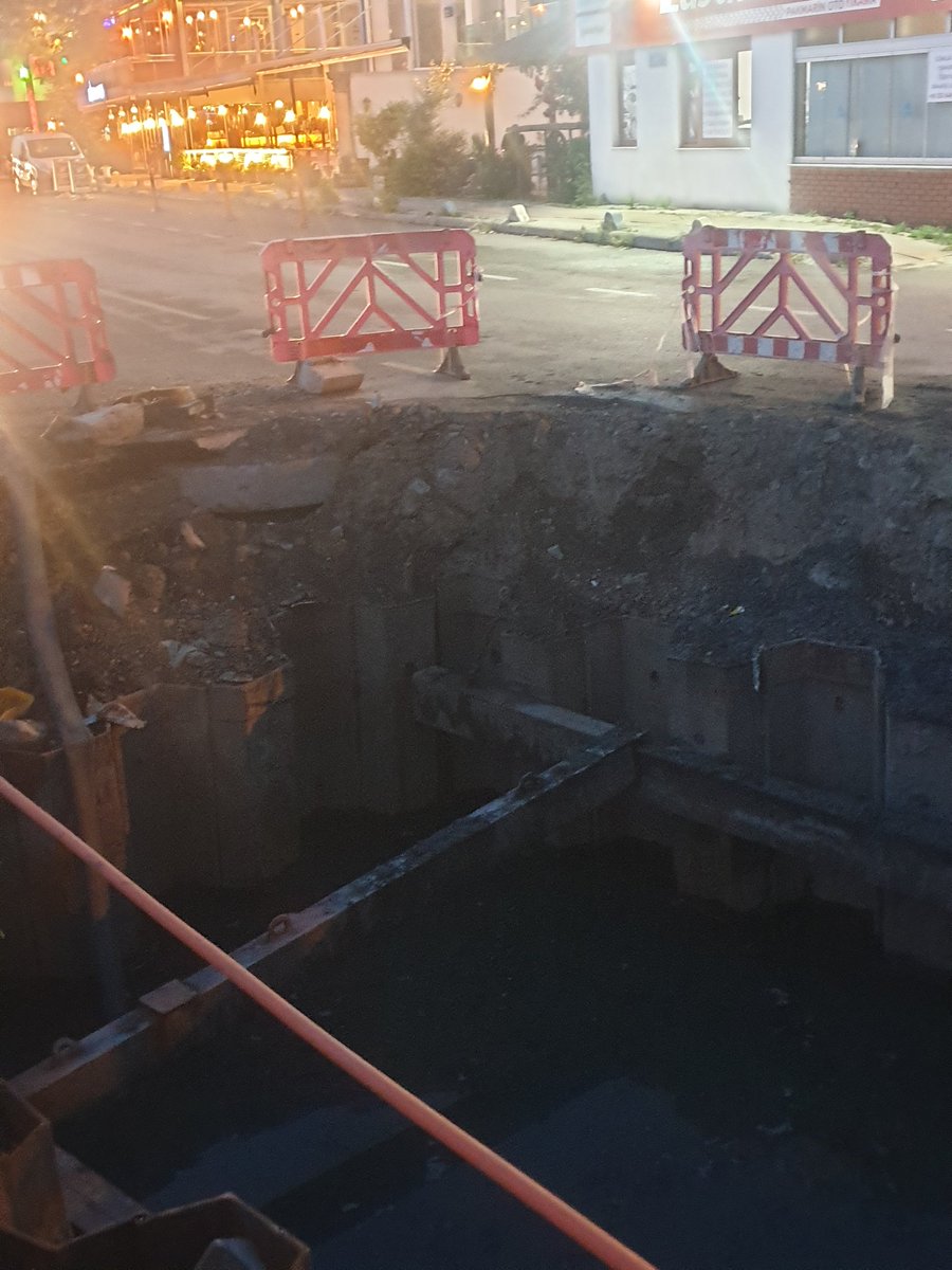 crypto_dynos's tweet image. Turgutreis önünde dev bir krater var. Çukur değil, içi su dolu dev bir krater. Her an kedi ,köpek, çocuk, yaşlı icine dusup bogulabilir. Etrafinda emanetlik çitler var, işlevleri yok. Derhal onlem alinsin! #bodrum #bodrumbelediyesi #chp #KEMALKILIÇDAROĞLU  #osmangurun  #haysev