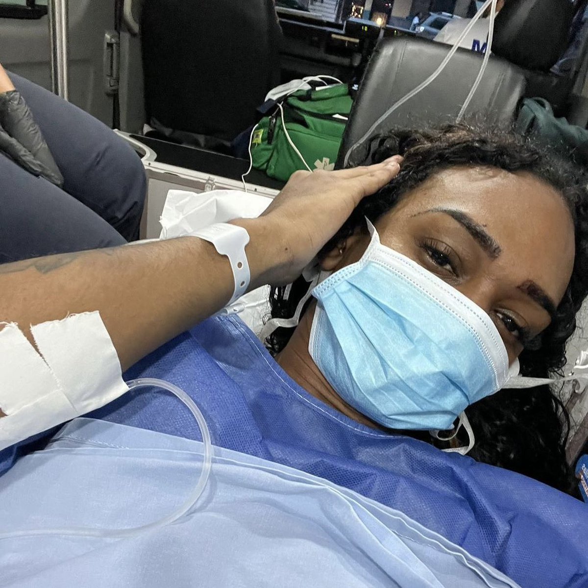 Yo resucitando en el hospital porque me acorde que tengo pelo en la micha