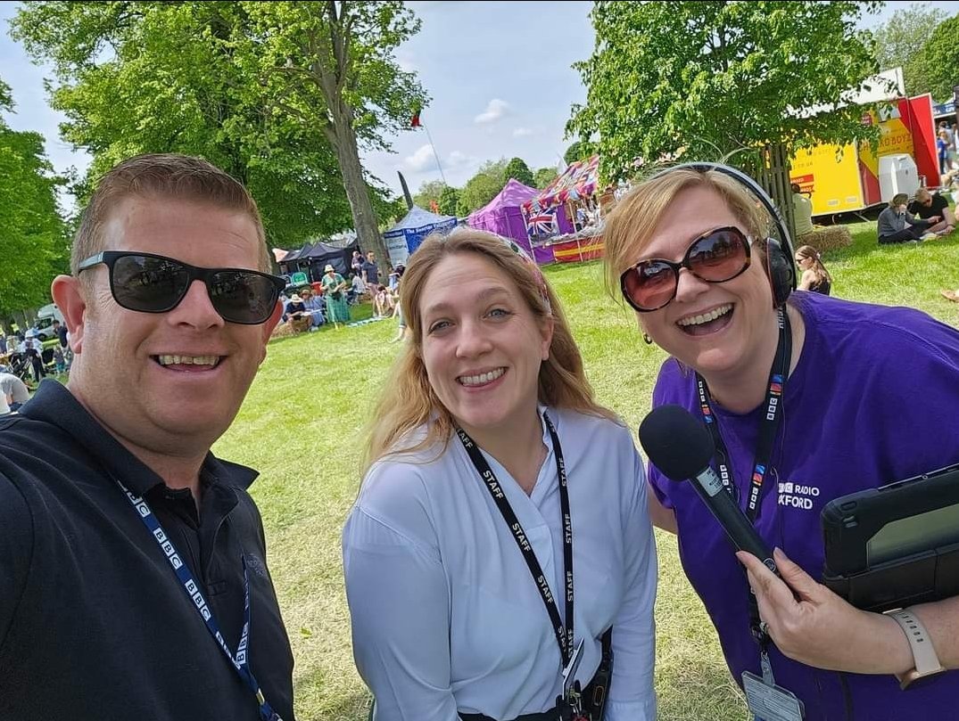 Another win for #Teamlisa on @BBCOxford Clued Up today! 1st it was Dorchester Abbey for an English Music Fest. Then to @AbingdonMuseum for a quilting exhib. Clue 3 was the WORLD Pooh Sticks Championships at Sandford Lock & finally a foody fest @BlenheimPalace @Adam_English_